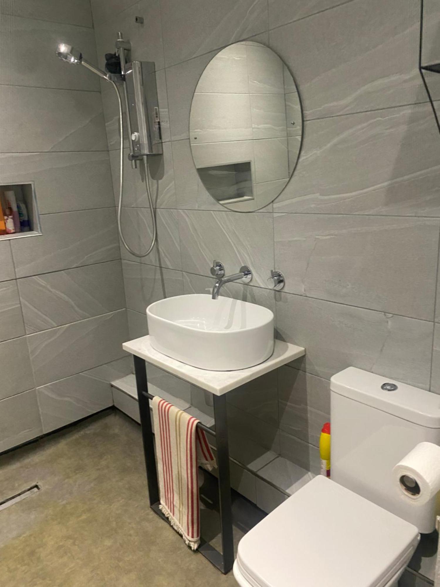 1 Bed River Apartment On The Docks Gloucester Bagian luar foto