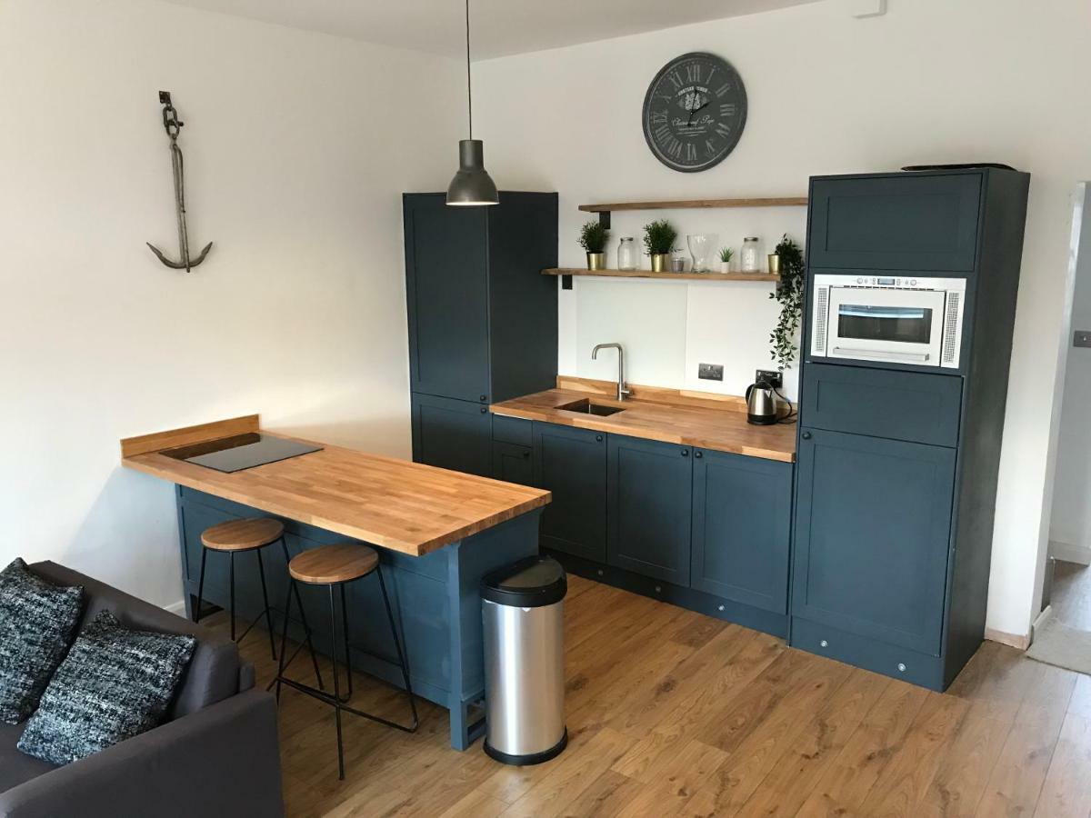 1 Bed River Apartment On The Docks Gloucester Bagian luar foto